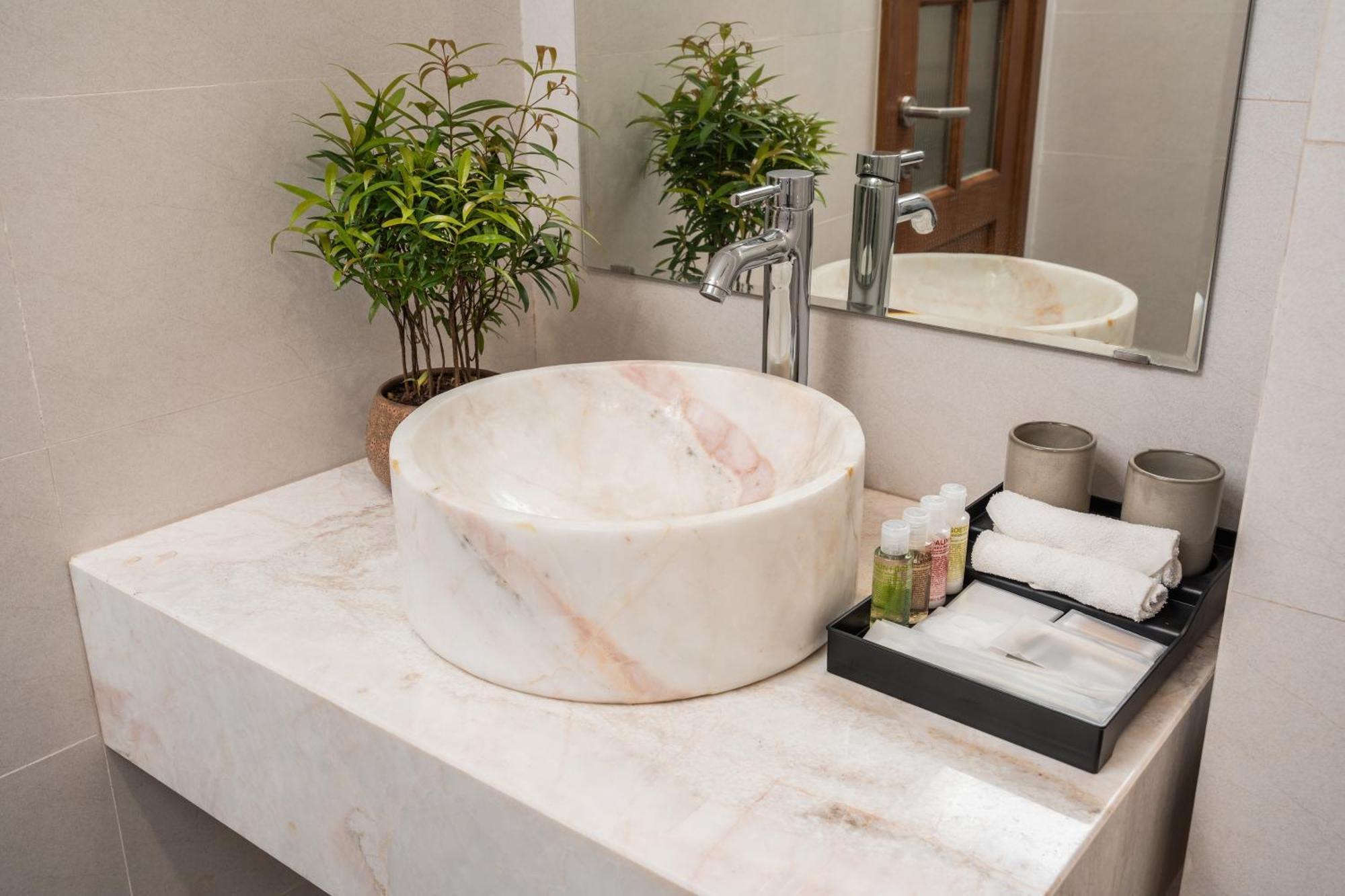 Le Parfum Apartment And Hotel Ханой Екстериор снимка